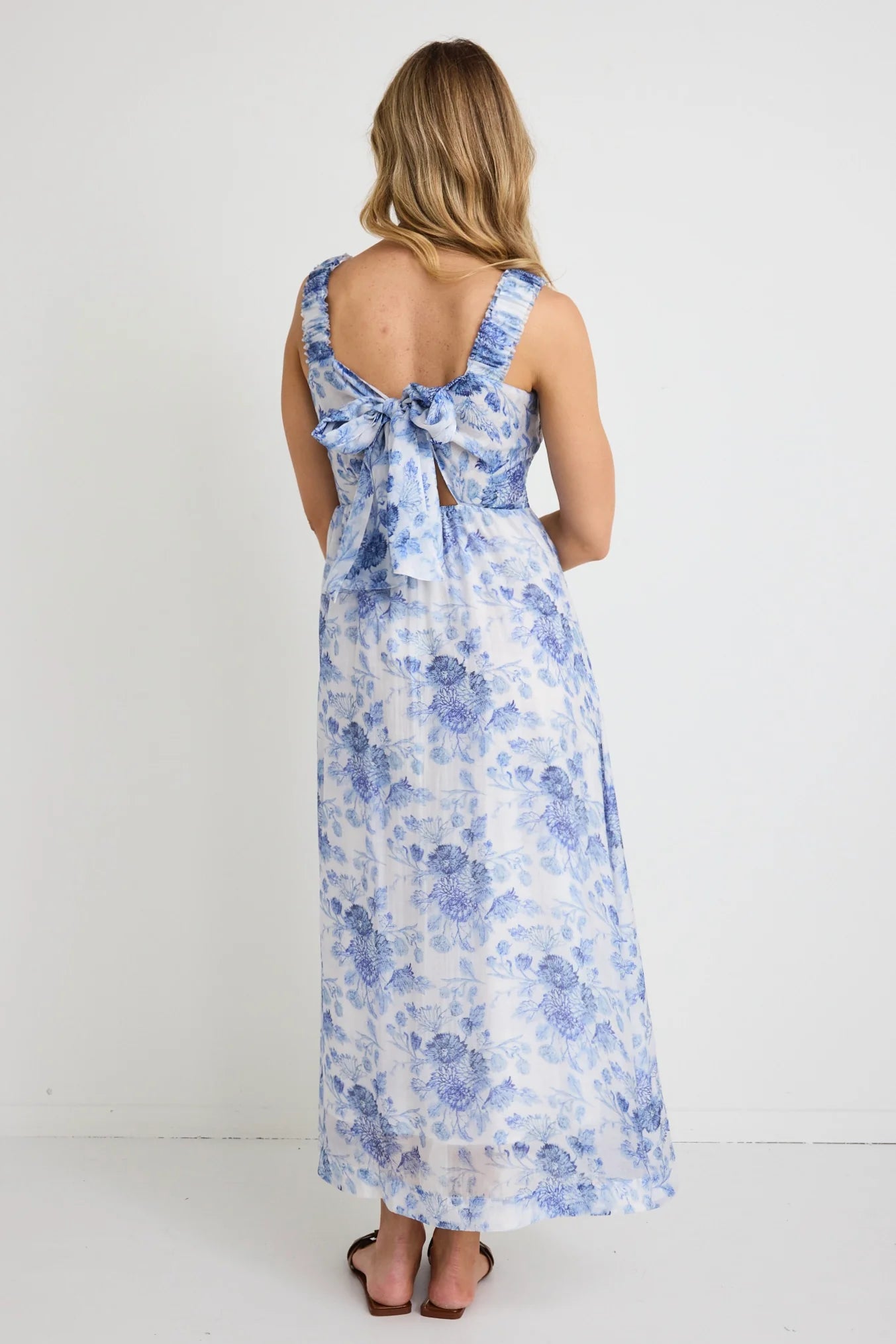 IVY + JACK HALO BLUE FLORAL STRAPPY SHIRRED BOW BACK MIDI DRESS - THE VOGUE STORE