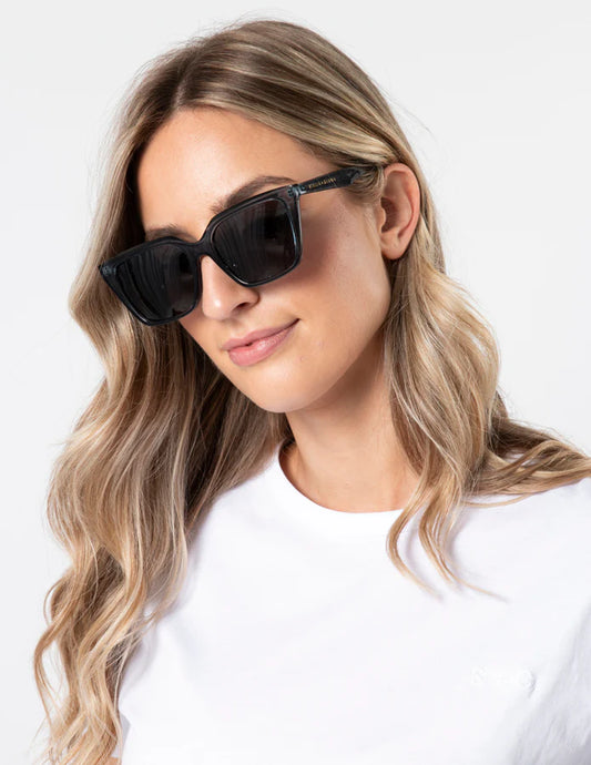 STELLA + GEMMA SUNGLASSES - WILLOW NAVY - THE VOGUE STORE